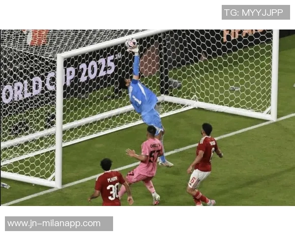 梅西在补时阶段单刀突袭被迅速回追的防守球员成功破坏